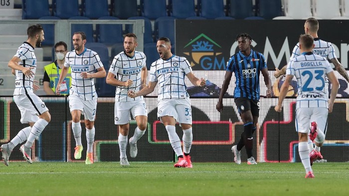 BERGAMO, ITALY - AUGUST 01:  Danilo D Ambrosio of FC Internazionale celebrates with his team-mates after scoring the opening goal during the Serie A match between Atalanta BC and FC Internazionale at Gewiss Stadium on August 1, 2020 in Bergamo, Italy.  (Photo by Emilio Andreoli/Getty Images)