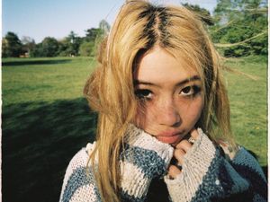 Ramai Perlakuan Rasis ke Orang Asia, Beabadoobee Pernah Takut ke Luar Rumah