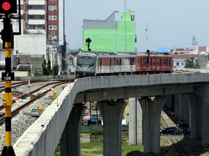 Viral Petugas Ejek Penumpang yang Ketinggalan Kereta Api di Medan