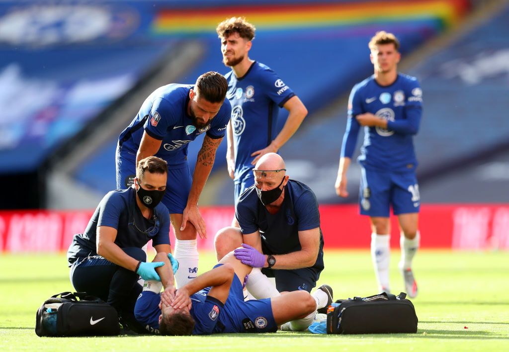 LONDON, ENGLAND - AUGUST 01: Cesar Azpilicueta of Chelsea walks off the pitch injured by medical staff during the Heads Up FA Cup Final match between Arsenal and Chelsea at Wembley Stadium on August 01, 2020 in London, England. Football Stadiums around Europe remain empty due to the Coronavirus Pandemic as Government social distancing laws prohibit fans inside venues resulting in all fixtures being played behind closed doors. (Photo by Adam Davy/Pool via Getty Images)