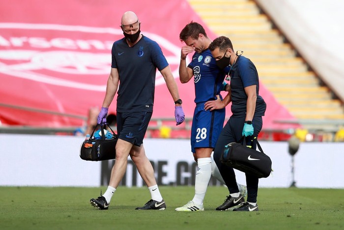 LONDON, ENGLAND - AUGUST 01: Cesar Azpilicueta of Chelsea walks off the pitch injured by medical staff during the Heads Up FA Cup Final match between Arsenal and Chelsea at Wembley Stadium on August 01, 2020 in London, England. Football Stadiums around Europe remain empty due to the Coronavirus Pandemic as Government social distancing laws prohibit fans inside venues resulting in all fixtures being played behind closed doors. (Photo by Adam Davy/Pool via Getty Images)