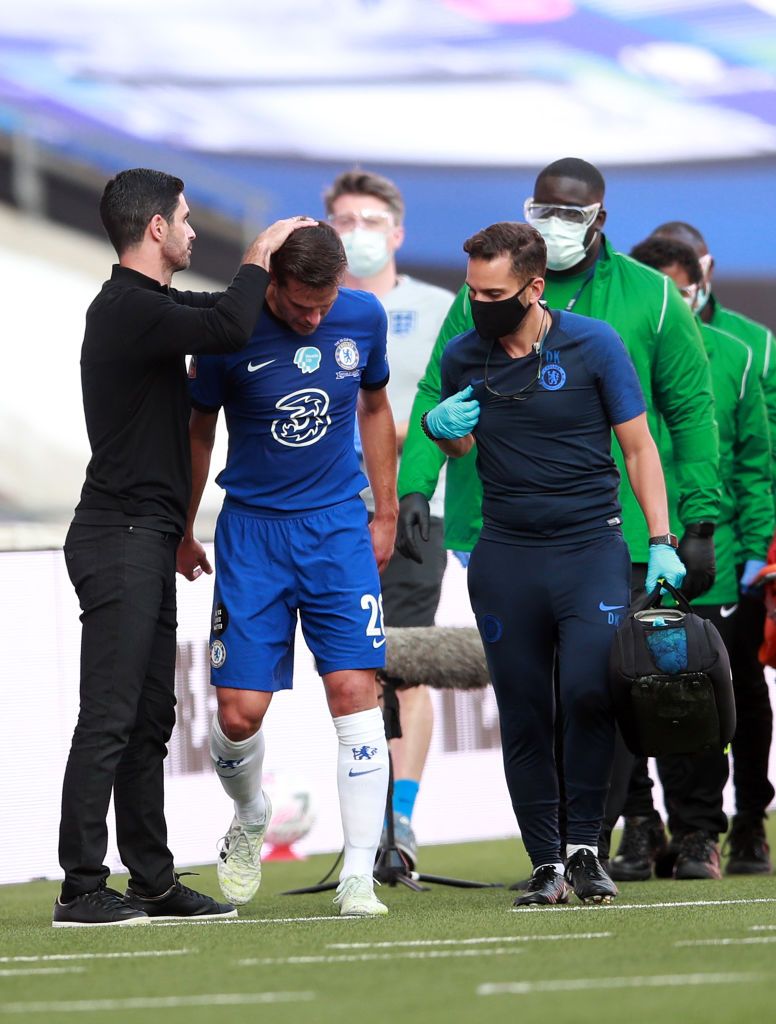 LONDON, ENGLAND - AUGUST 01: Cesar Azpilicueta of Chelsea walks off the pitch injured by medical staff during the Heads Up FA Cup Final match between Arsenal and Chelsea at Wembley Stadium on August 01, 2020 in London, England. Football Stadiums around Europe remain empty due to the Coronavirus Pandemic as Government social distancing laws prohibit fans inside venues resulting in all fixtures being played behind closed doors. (Photo by Adam Davy/Pool via Getty Images)