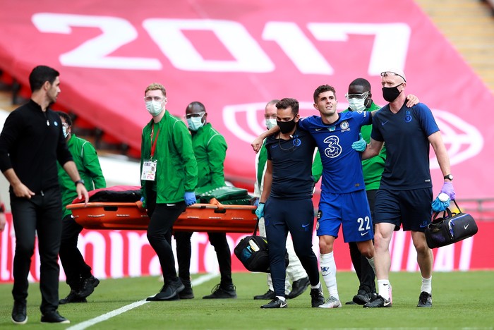 LONDON, ENGLAND - AUGUST 01: Christian Pulisic of Chelsea walks off the pitch injured with medical staff during the Heads Up FA Cup Final match between Arsenal and Chelsea at Wembley Stadium on August 01, 2020 in London, England. Football Stadiums around Europe remain empty due to the Coronavirus Pandemic as Government social distancing laws prohibit fans inside venues resulting in all fixtures being played behind closed doors. (Photo by Adam Davy/Pool via Getty Images)