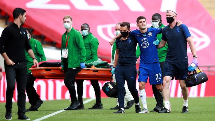 LONDON, ENGLAND - AUGUST 01: Christian Pulisic of Chelsea walks off the pitch injured with medical staff during the Heads Up FA Cup Final match between Arsenal and Chelsea at Wembley Stadium on August 01, 2020 in London, England. Football Stadiums around Europe remain empty due to the Coronavirus Pandemic as Government social distancing laws prohibit fans inside venues resulting in all fixtures being played behind closed doors. (Photo by Adam Davy/Pool via Getty Images)