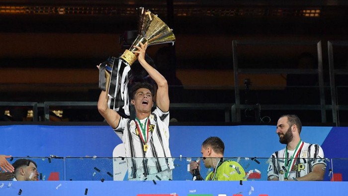 TURIN, ITALY - AUGUST 01:  Cristiano Ronaldo of Juventus FC celebrates with the trophy after the Serie A match between Juventus and  AS Roma at Allianz Stadium on August 1, 2020 in Turin, Italy.  (Photo by Valerio Pennicino/Getty Images)