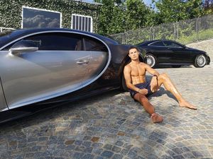 Pilih Mobil Mewah Ini atau Sixpack-nya Cristiano Ronaldo?