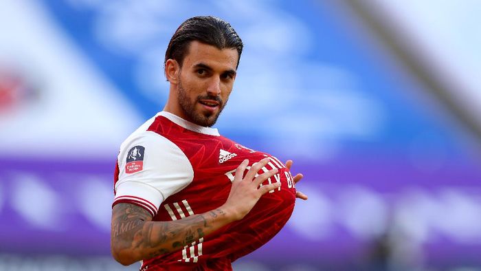 Dani Ceballos LONDON, ENGLAND - AUGUST 01: Dani Ceballos of Arsenal looks on with the ball under his shirt during the Heads Up FA Cup Final match between Arsenal and Chelsea at Wembley Stadium on August 01, 2020 in London, England. Football Stadiums around Europe remain empty due to the Coronavirus Pandemic as Government social distancing laws prohibit fans inside venues resulting in all fixtures being played behind closed doors. (Photo by Catherine Ivill/Getty Images)