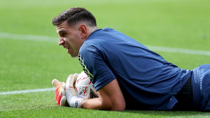 LONDON, ENGLAND - AUGUST 01: Emiliano Martinez of Arsenal warms up ahead of the Heads Up FA Cup Final match between Arsenal and Chelsea at Wembley Stadium on August 01, 2020 in London, England. Football Stadiums around Europe remain empty due to the Coronavirus Pandemic as Government social distancing laws prohibit fans inside venues resulting in all fixtures being played behind closed doors. (Photo by Catherine Ivill/Getty Images)