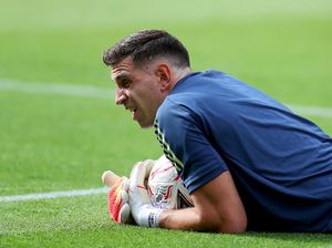Balas Tudingan Hand Ball, Kiper Arsenal: Lagi Tangkap Pokemon
