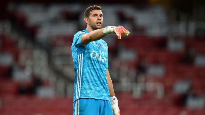 LONDON, ENGLAND - JULY 15: Emiliano Martinez of Arsenal gives his teammates instructions during the Premier League match between Arsenal FC and Liverpool FC at Emirates Stadium on July 15, 2020 in London, England. Football Stadiums around Europe remain empty due to the Coronavirus Pandemic as Government social distancing laws prohibit fans inside venues resulting in all fixtures being played behind closed doors. (Photo by Glyn Kirk/Pool via Getty Images)