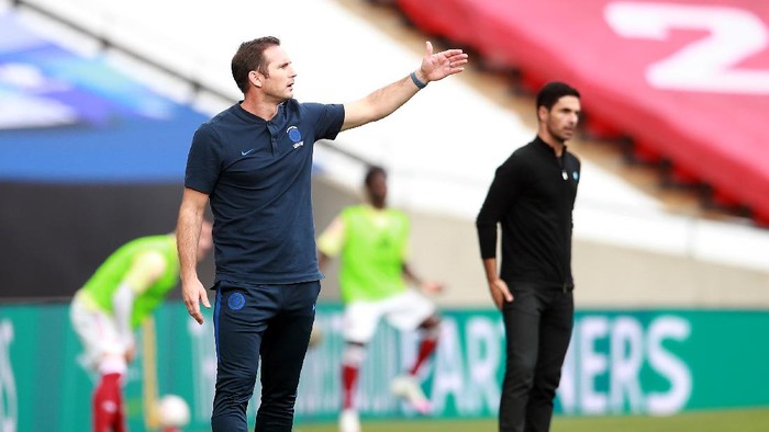 LONDON, ENGLAND - AUGUST 01: Frank Lampard, Manager of Chelsea  gives his team instructions  during the Heads Up FA Cup Final match between Arsenal and Chelsea at Wembley Stadium on August 01, 2020 in London, England. Football Stadiums around Europe remain empty due to the Coronavirus Pandemic as Government social distancing laws prohibit fans inside venues resulting in all fixtures being played behind closed doors. (Photo by Adam Davy/Pool via Getty Images)