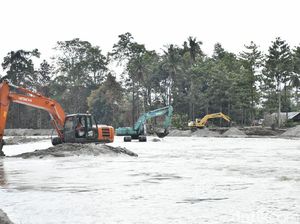 Imbas Banjir, Belasan Alat Berat Dikerahkan untuk Normalisasi Sungai Masamba Imbas Banjir, Belasan Alat Berat Dikerahkan untuk Normalisasi Sungai Masamba