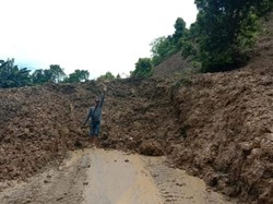 Video Gegara Tanah Longsor, Jenazah Tertahan Selama 7 Jam