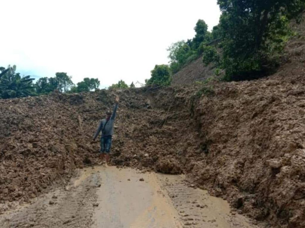 Video Gegara Tanah Longsor, Jenazah Tertahan Selama 7 Jam Video Gegara Tanah Longsor, Jenazah Tertahan Selama 7 Jam