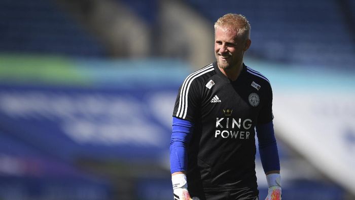 kasper schmeichel leicester city liga inggris premier league Leicesters goalkeeper Kasper Schmeichel smiles during warmup before the English Premier League soccer match between Leicester City and Manchester United at the King Power Stadium, in Leicester, England, Sunday, July 26, 2020. (Michael Regan/Pool via AP)