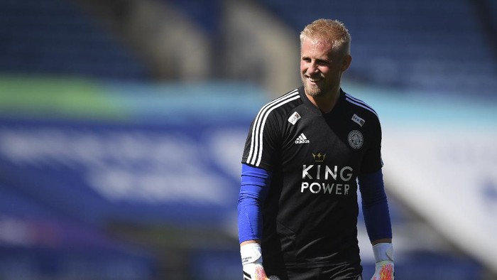Leicesters goalkeeper Kasper Schmeichel smiles during warmup before the English Premier League soccer match between Leicester City and Manchester United at the King Power Stadium, in Leicester, England, Sunday, July 26, 2020. (Michael Regan/Pool via AP)
