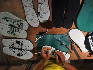 Keren! Perajin Ini Sulap Sandal Jepit Jadi Souvenir Bernilai Jutaan