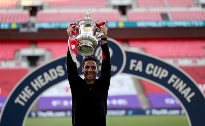 LONDON, ENGLAND - AUGUST 01: Mikel Arteta, Manager of Arsenal lifts the FA Cup Trophy after his teams victory in the Heads Up FA Cup Final match between Arsenal and Chelsea at Wembley Stadium on August 01, 2020 in London, England. Football Stadiums around Europe remain empty due to the Coronavirus Pandemic as Government social distancing laws prohibit fans inside venues resulting in all fixtures being played behind closed doors. (Photo by Catherine Ivill/Getty Images)