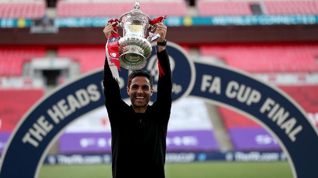 LONDON, ENGLAND - AUGUST 01: Mikel Arteta, Manager of Arsenal lifts the FA Cup Trophy after his teams victory in the Heads Up FA Cup Final match between Arsenal and Chelsea at Wembley Stadium on August 01, 2020 in London, England. Football Stadiums around Europe remain empty due to the Coronavirus Pandemic as Government social distancing laws prohibit fans inside venues resulting in all fixtures being played behind closed doors. (Photo by Catherine Ivill/Getty Images)