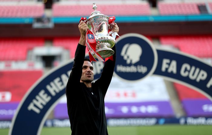 Mikel Arteta LONDON, ENGLAND - AUGUST 01: Mikel Arteta, Manager of Arsenal lifts the FA Cup Trophy after his teams victory in the Heads Up FA Cup Final match between Arsenal and Chelsea at Wembley Stadium on August 01, 2020 in London, England. Football Stadiums around Europe remain empty due to the Coronavirus Pandemic as Government social distancing laws prohibit fans inside venues resulting in all fixtures being played behind closed doors. (Photo by Catherine Ivill/Getty Images)