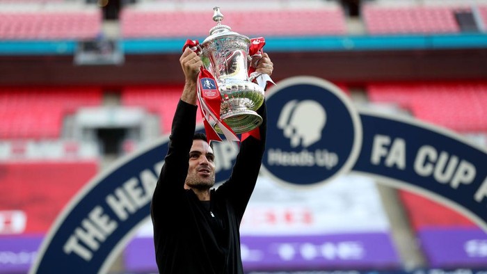 LONDON, ENGLAND - AUGUST 01: Mikel Arteta, Manager of Arsenal lifts the FA Cup Trophy after his teams victory in the Heads Up FA Cup Final match between Arsenal and Chelsea at Wembley Stadium on August 01, 2020 in London, England. Football Stadiums around Europe remain empty due to the Coronavirus Pandemic as Government social distancing laws prohibit fans inside venues resulting in all fixtures being played behind closed doors. (Photo by Catherine Ivill/Getty Images)