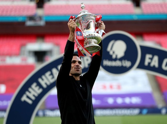 LONDON, ENGLAND - AUGUST 01: Mikel Arteta, Manager of Arsenal lifts the FA Cup Trophy after his teams victory in the Heads Up FA Cup Final match between Arsenal and Chelsea at Wembley Stadium on August 01, 2020 in London, England. Football Stadiums around Europe remain empty due to the Coronavirus Pandemic as Government social distancing laws prohibit fans inside venues resulting in all fixtures being played behind closed doors. (Photo by Catherine Ivill/Getty Images)