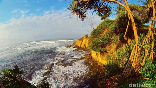 Pantai Karangnini yang Eksotis