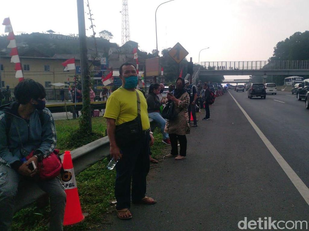 Tak Kebagian Bus, Sejumlah Pemudik Terlantar di KM 125 Tol Purbaleunyi Tak Kebagian Bus, Sejumlah Pemudik Terlantar di KM 125 Tol Purbaleunyi