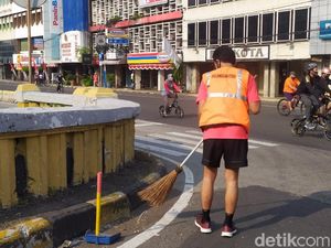 Lari Tak Pakai Masker, Warga Simprug Jaksel Ini Kena Sanksi Kerja Sosial Lari Tak Pakai Masker, Warga Simprug Jaksel Ini Kena Sanksi Kerja Sosial