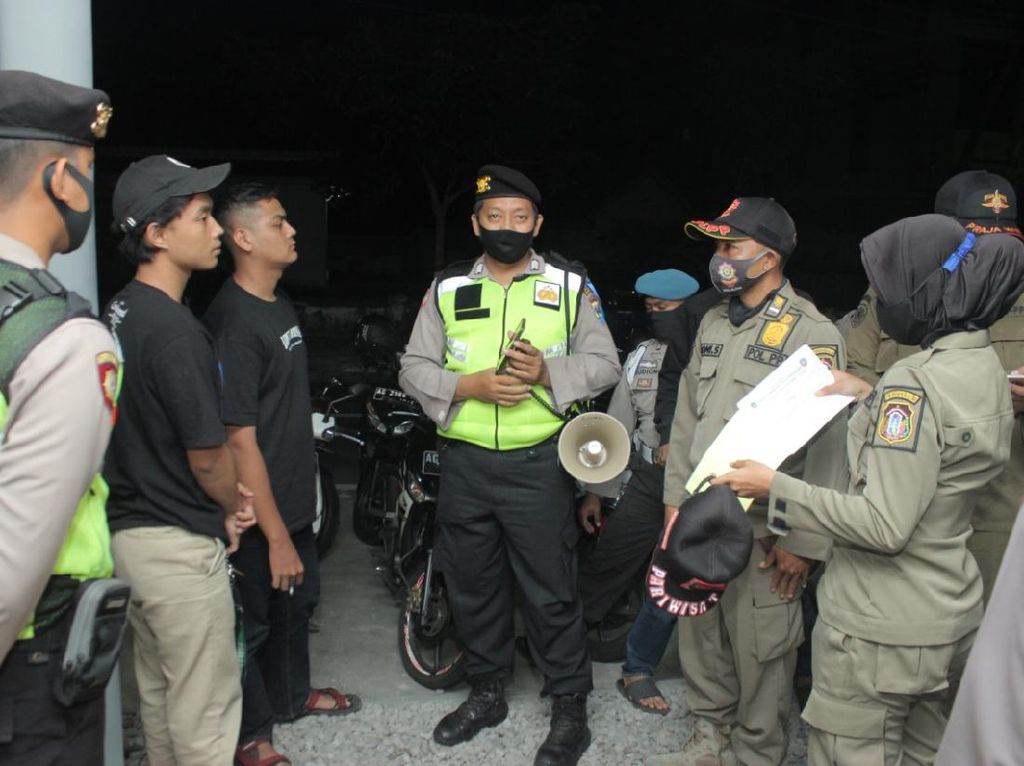 Razia Masker di Kota Blitar, Petugas Temukan Anak Diduga Mabuk dan Bawa Sajam Razia Masker di Kota Blitar, Petugas Temukan Anak Diduga Mabuk dan Bawa Sajam