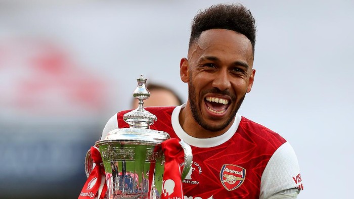 LONDON, ENGLAND - AUGUST 01: Pierre-Emerick Aubameyang of Arsenal picks up the FA Cup Trophy  after his teams victory in the Heads Up FA Cup Final match between Arsenal and Chelsea at Wembley Stadium on August 01, 2020 in London, England. Football Stadiums around Europe remain empty due to the Coronavirus Pandemic as Government social distancing laws prohibit fans inside venues resulting in all fixtures being played behind closed doors. (Photo by Catherine Ivill/Getty Images)