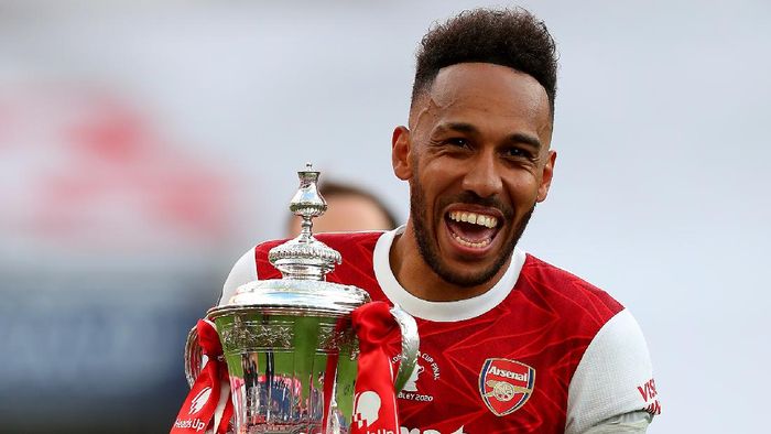 Pierre-Emerick Aubameyang, Final Piala FA LONDON, ENGLAND - AUGUST 01: Pierre-Emerick Aubameyang of Arsenal picks up the FA Cup Trophy after his teams victory in the Heads Up FA Cup Final match between Arsenal and Chelsea at Wembley Stadium on August 01, 2020 in London, England. Football Stadiums around Europe remain empty due to the Coronavirus Pandemic as Government social distancing laws prohibit fans inside venues resulting in all fixtures being played behind closed doors. (Photo by Catherine Ivill/Getty Images)