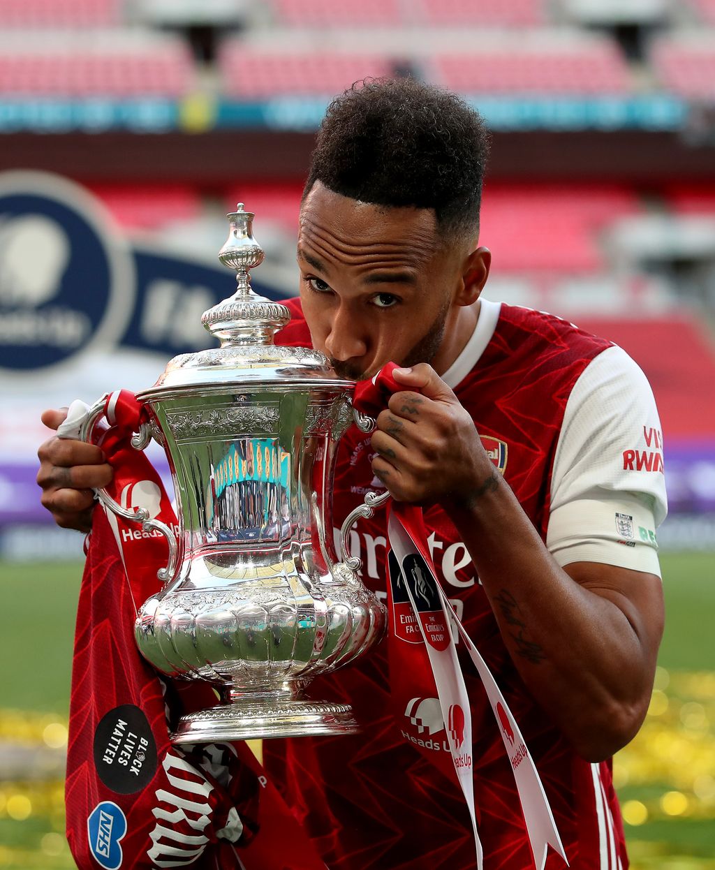 LONDON, ENGLAND - AUGUST 01: Pierre-Emerick Aubameyang of Arsenal kisses the FA Cup Trophy after his teams victory in the Heads Up FA Cup Final match between Arsenal and Chelsea at Wembley Stadium on August 01, 2020 in London, England. Football Stadiums around Europe remain empty due to the Coronavirus Pandemic as Government social distancing laws prohibit fans inside venues resulting in all fixtures being played behind closed doors. (Photo by Adam Davy/Pool via Getty Images)