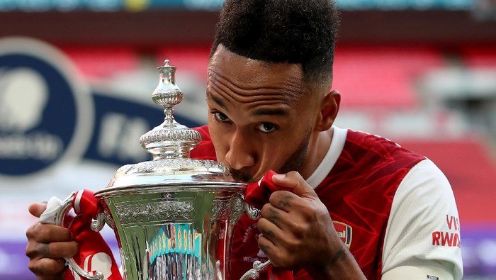 LONDON, ENGLAND - AUGUST 01: Pierre-Emerick Aubameyang of Arsenal kisses the FA Cup Trophy after his teams victory in the Heads Up FA Cup Final match between Arsenal and Chelsea at Wembley Stadium on August 01, 2020 in London, England. Football Stadiums around Europe remain empty due to the Coronavirus Pandemic as Government social distancing laws prohibit fans inside venues resulting in all fixtures being played behind closed doors. (Photo by Adam Davy/Pool via Getty Images)