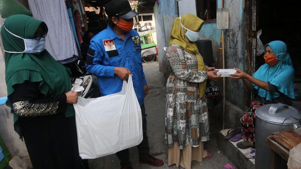 Ribuan Paket Nasi untuk Masyarakat Terdampak COVID-19