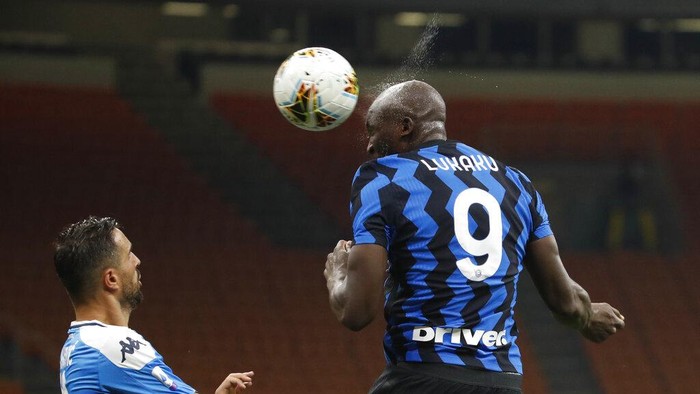 Inter Milans Romelu Lukaku, heads the ball during the Serie A soccer match between Inter Milan and Napoli at the San Siro Stadium, in Milan, Italy, Tuesday, July 28, 2020. (AP Photo/Antonio Calanni)