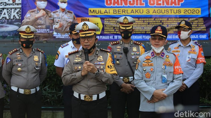 Petugas kepolisian gelar sosialisasi pelaksanaan ganjil-genap di Bundaran HI, Jakarta. Diketahui, ganjil-genap kembali diberlakukan mulai Senin (3/8) besok.