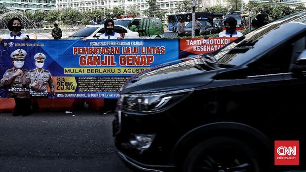 Korlantas polri dan dishub DKI Jakara me-sosialisasikan Pembatasan mobil pribadi di Kawasan Bundaran HI,  dengan metode ganjil genap siap diberlakukan kembali mulai Senin (3/8/2020). Jakarta. Minggu (2/8/2020). Pemerintah DKI Jakarta menerapkan kembali aturan ganjil genap bagi kendaraan roda empat di masa PSBB Transisi mulai Senin, 3 Agustus 2020. Kepala Dinas Perhubungan DKI Syafrin Liputo mengatakan, ganjil genap berlaku di 25 ruas jalan Ibu Kota pada Senin-Jumat. CNN Indonesia/Andry Novelino