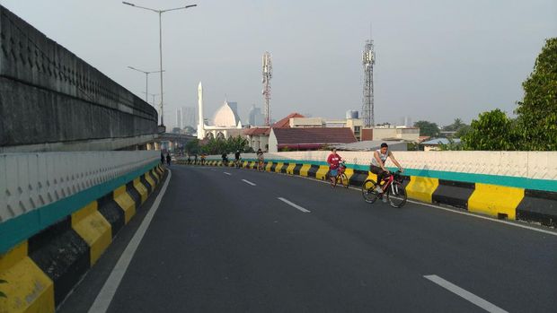 Suasana kawasan pesepeda JLNT Antasari, Minggu (2/8) pagi. Suasana kawasan pesepeda JLNT Antasari, Minggu (2/8) pagi.