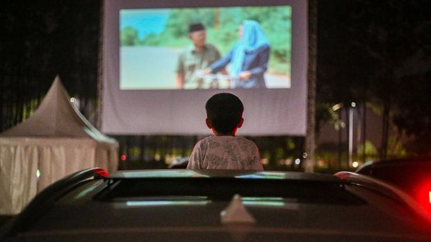 Bioskop drive-in jadi hiburan alternatif di masa pandemi COVID-19. Warga Tangerang pun ramai-ramai habiskan malam minggu dengan nonton film dari dalam mobil.