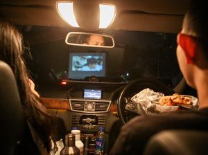 Asyiknya Nonton Film di Bioskop Drive-in Saat Malam Minggu