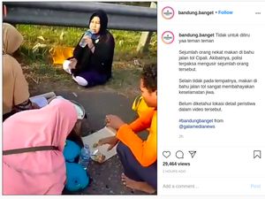 Duh, Keluarga Ini Kok Makan-makan di Bahu Jalan Tol Sih?