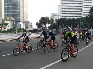Bundaran HI Masih Ramai Pesepeda-Pejalan Kaki Meski Tak Ada CFD