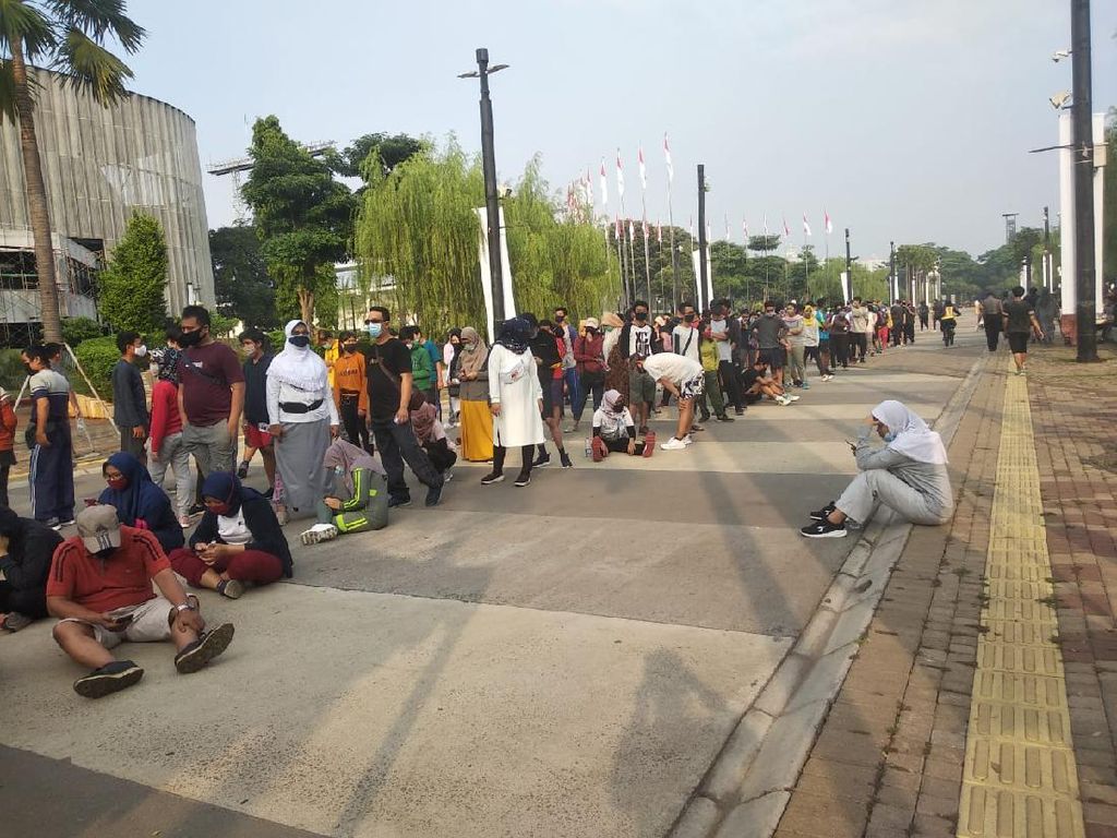 Jumlah Pengunjung Dibatasi, Warga Antre Panjang Masuk ke Ring Road GBK Jumlah Pengunjung Dibatasi, Warga Antre Panjang Masuk ke Ring Road GBK