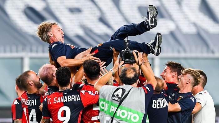 GENOA, ITALY - AUGUST 02: Davide Nicola coach of Genoa is lifted up by his players in celebration after the Serie A match between Genoa CFC and  Hellas Verona at Stadio Luigi Ferraris on August 2, 2020 in Genoa, Italy. (Photo by Paolo Rattini/Getty Images)