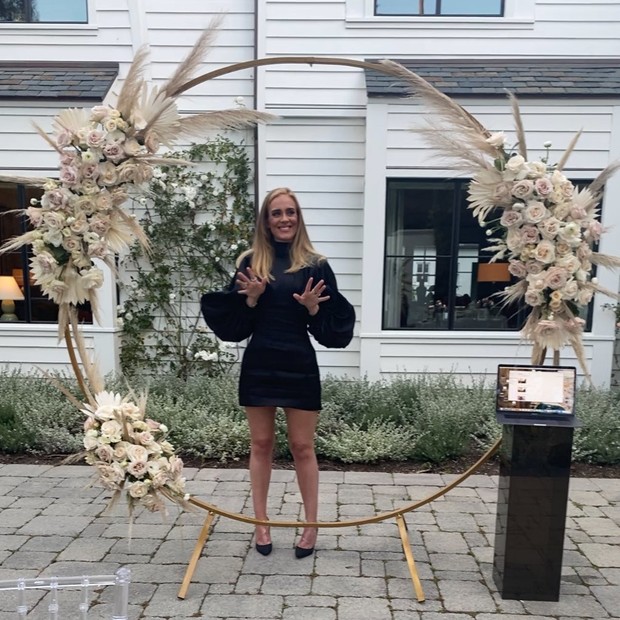 Adele diketahui berhasil menurunkan bobot tubuhnya sebanyak 7 stone atau sekitar 44 kilogram.