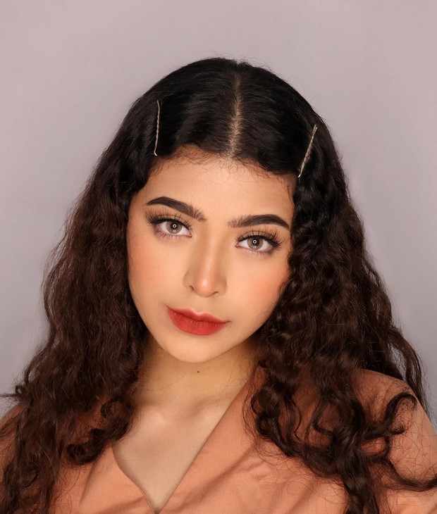 Koleksi foto sosok cantik Jharna Bhagwani beauty influencer yang jago banget makeup.