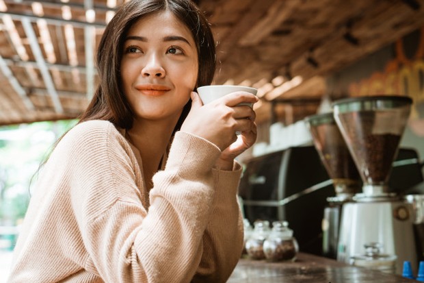 Ilustrasi wanita enjoy meminum kopi