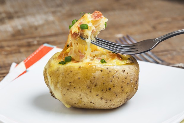 Satu kentang panggang tersebut mengandung 161 kalori dengan memberikan 4 gram protein dan serat.