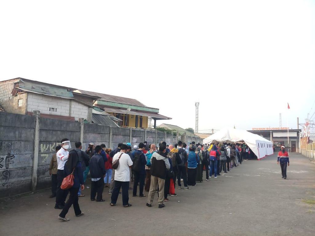 Viral Antrean Penumpang Tak Berjarak di Stasiun Bojong Gede, Ini Kata KCI Viral Antrean Penumpang Tak Berjarak di Stasiun Bojong Gede, Ini Kata KCI